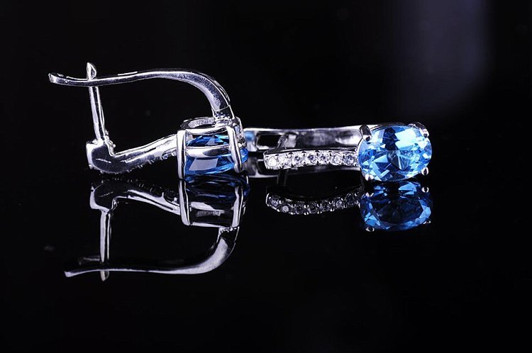 Жіночі сережки з блакитним топазом (фіаніти) 121331 від ювелірного магазину Онікс - 2