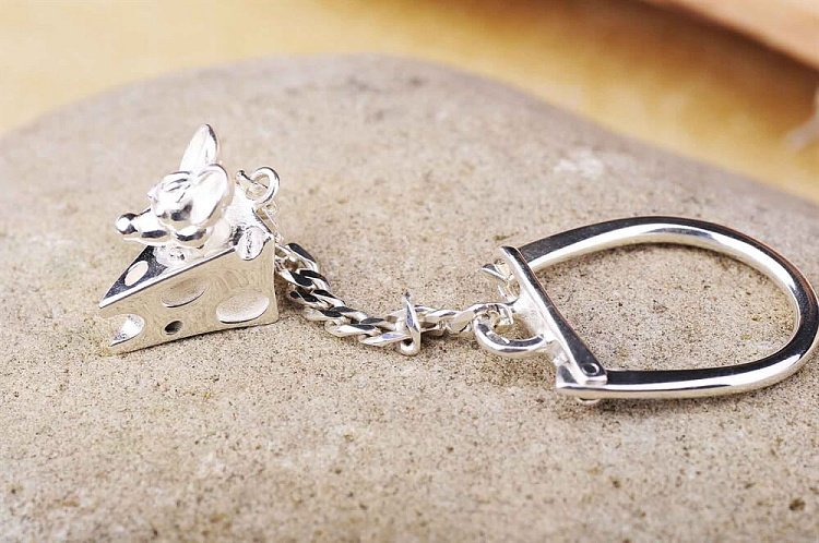 Брелок "Мышонок и сыр" 10011 от ювелирного магазина Оникс - 1