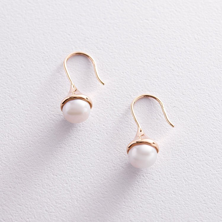 Золотые серьги - петельки с жемчугом с07865 от ювелирного магазина Оникс