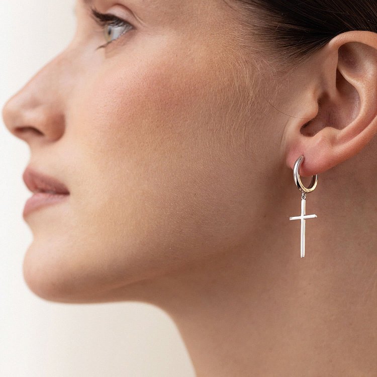 Серебряные серьги - кольца "Крестики" 107850 от ювелирного магазина Оникс