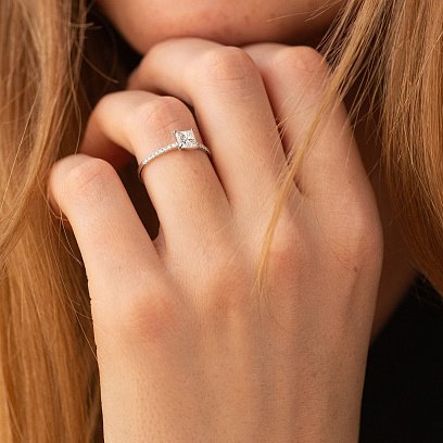 Помолвочное золотое кольцо с бриллиантами 241951121 №2