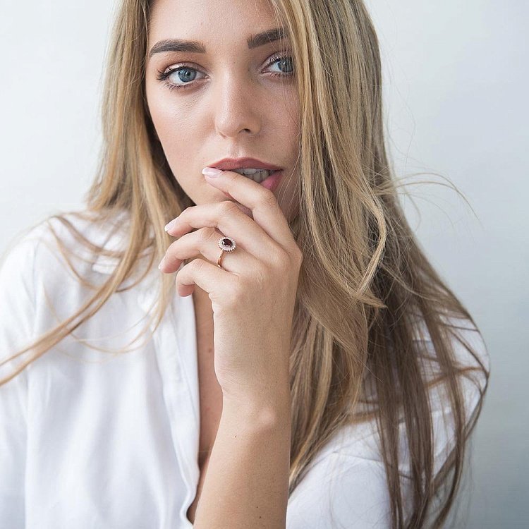 Золотое кольцо с пиропом (гранатом) и фианитами к05088 от ювелирного магазина Оникс - 1