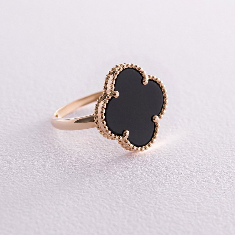 Золота каблучка "Конюшина" з оніксом к07151 від ювелірного магазину Онікс