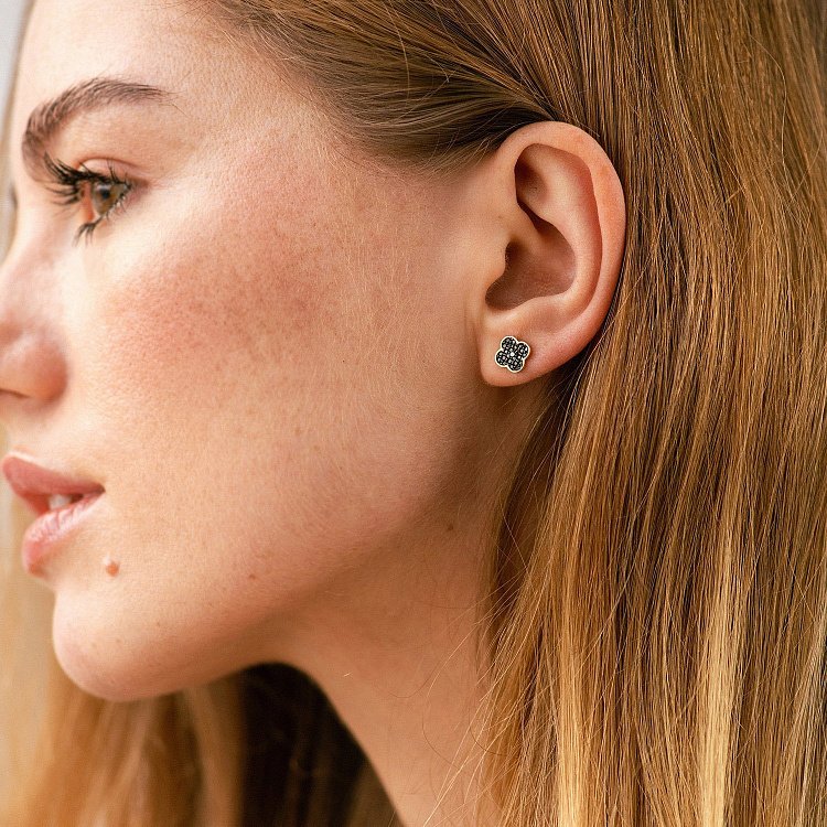 Золотые серьги - пусеты "Клевер" с черными фианитами с07938 от ювелирного магазина Оникс - 1