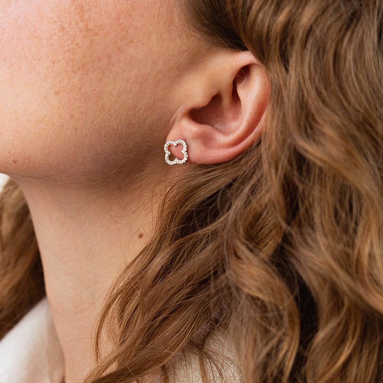 Срібні сережки - пусети "Конюшина" з фіанітами 008220 від ювелірного магазину Онікс - 4