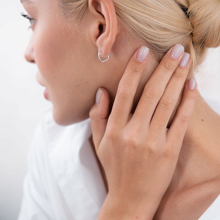 Серьги - пусеты "Элис" в серебре 122989 от ювелирного магазина Оникс - 1