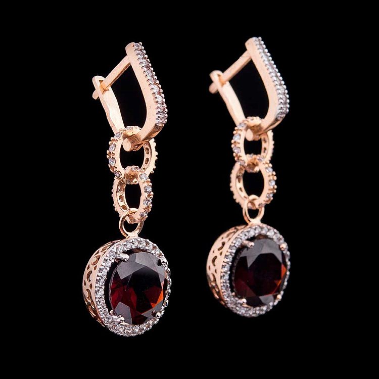 Золоті сережки з піропом (гранатом) і фіанітами с01372 від ювелірного магазину Онікс