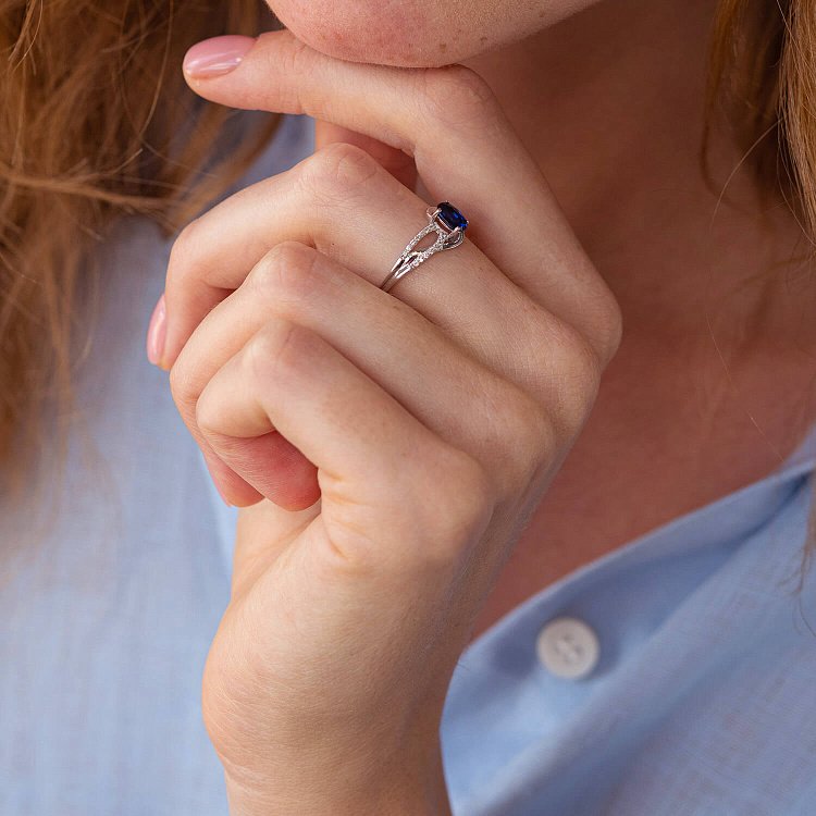 Золотое кольцо с синим сапфиром и бриллиантами C01286R от ювелирного магазина Оникс - 1