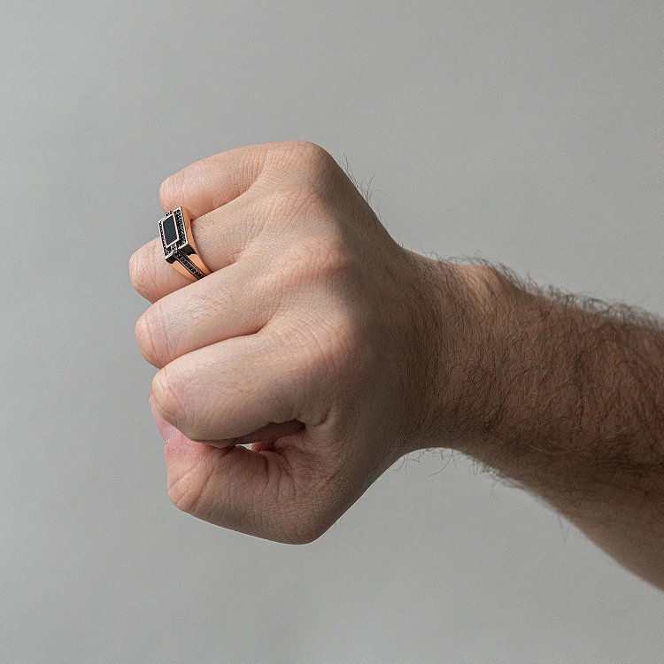 Мужская печатка в красном золоте (фианиты, эмаль) к06725 от ювелирного магазина Оникс - 1