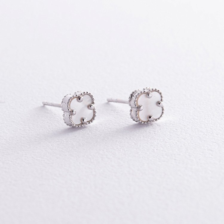 Cерьги - пусеты "Клевер" с перламутром mini (белое золото) с08413 от ювелирного магазина Оникс