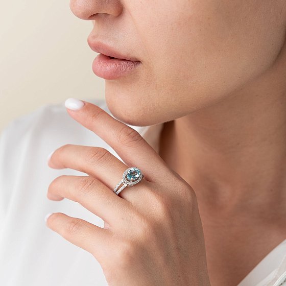 Серебряное помолвочное кольцо с голубым топазом и фианитами 111457 №2