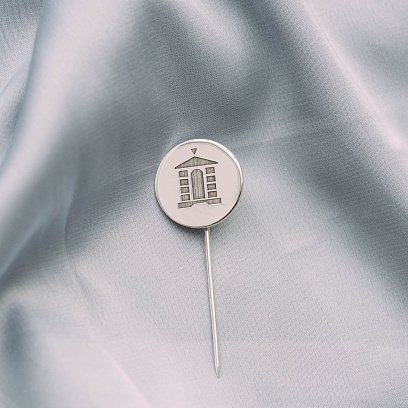 Серебряный значок с Вашей гравировкой 20050 №2