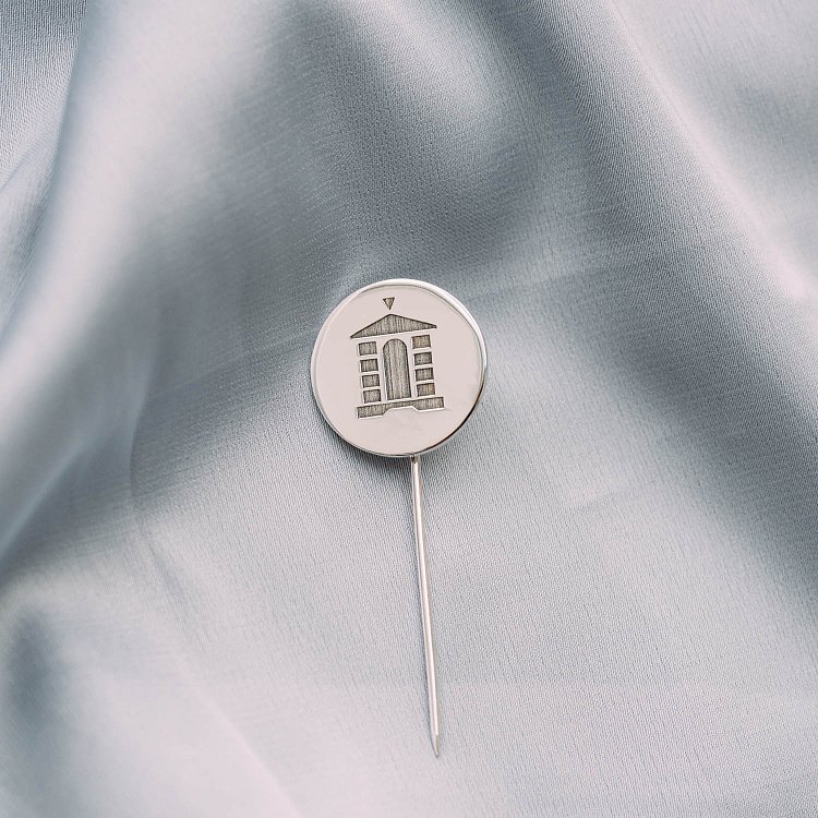 Серебряный значок с Вашей гравировкой 20050 от ювелирного магазина Оникс - 1