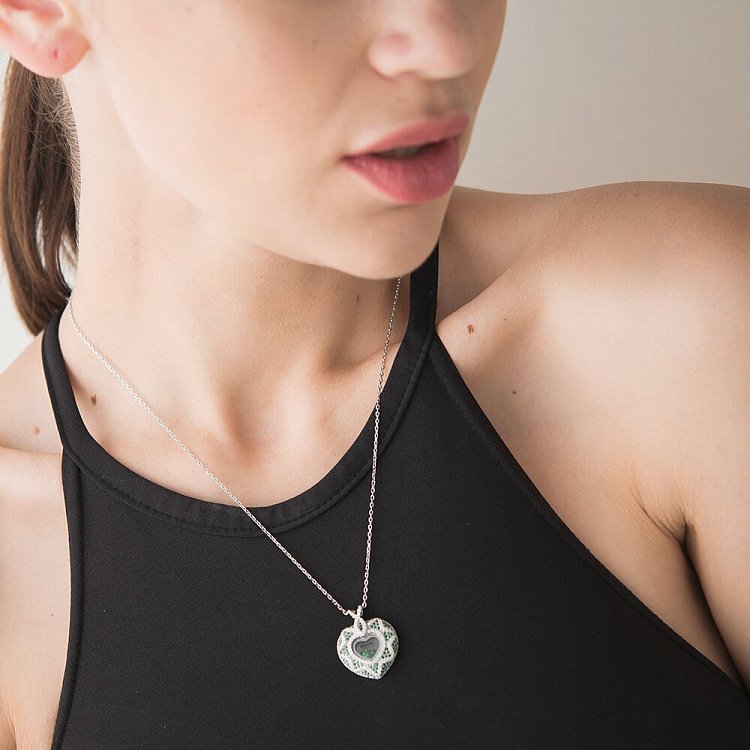 Серебряное колье "Сердце" (ювелирное стекло и фианиты) 18224 от ювелирного магазина Оникс