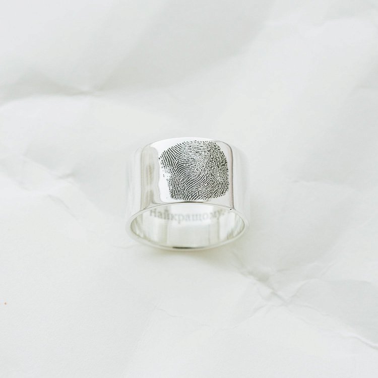 Срібна каблучка з гравіруванням "Відбиток" 112143отп від ювелірного магазину Онікс - 1