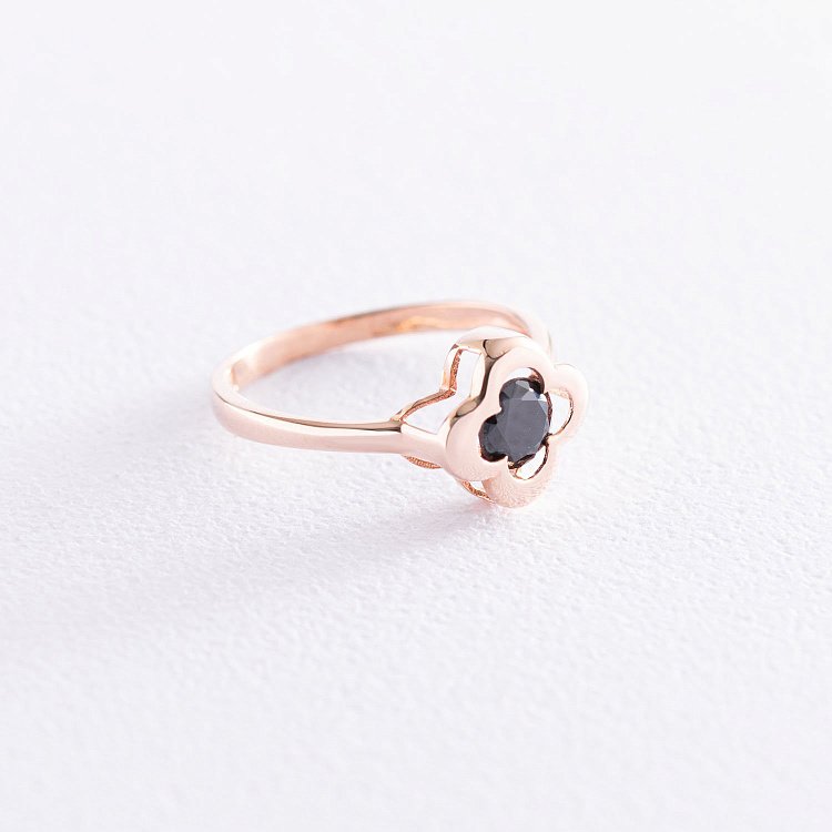 Золотое кольцо "Клевер" с черным фианитом к05246 от ювелирного магазина Оникс