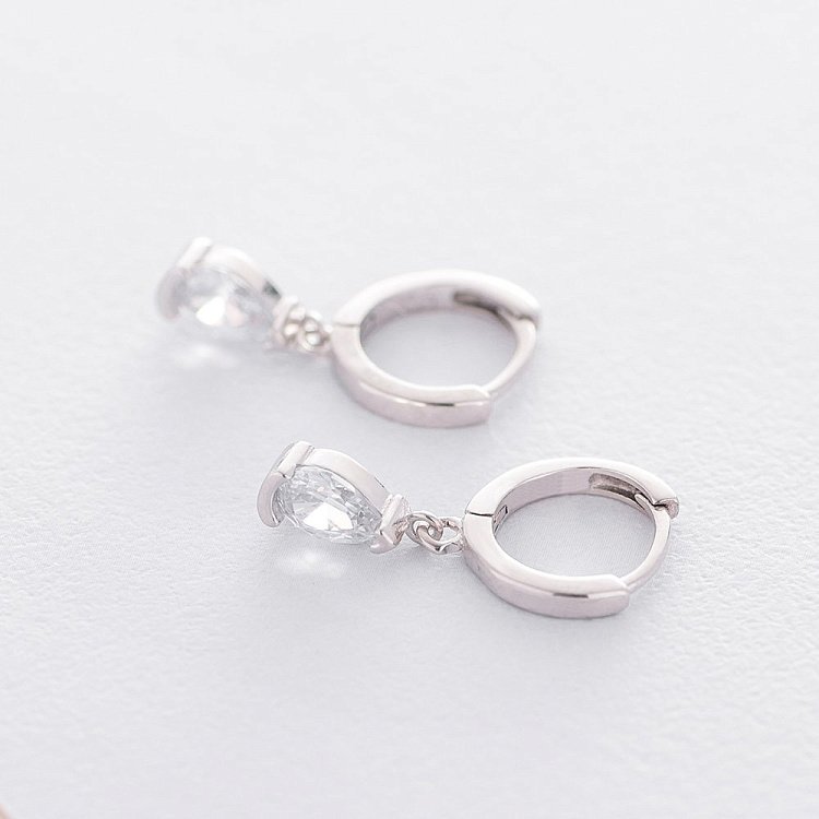 Серебряные серьги с фианитами 122356 от ювелирного магазина Оникс