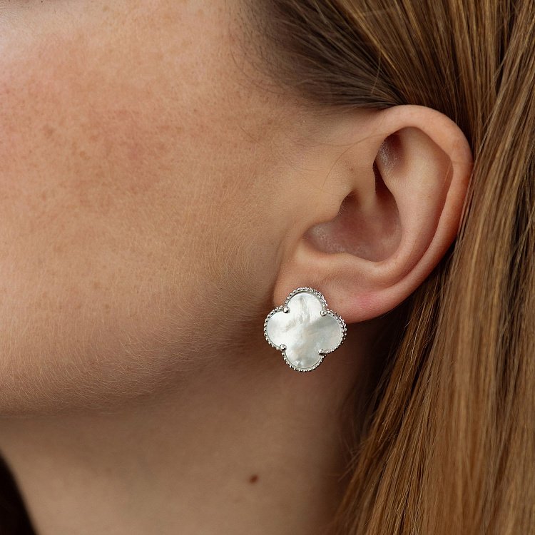 Серьги "Клевер" в белом золоте (перламутр) с08829 от ювелирного магазина Оникс