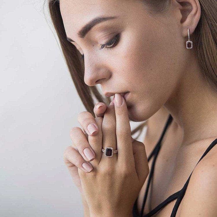 Золота каблучка з піропом (гранатом) і фіанітами к04638 від ювелірного магазину Онікс - 2