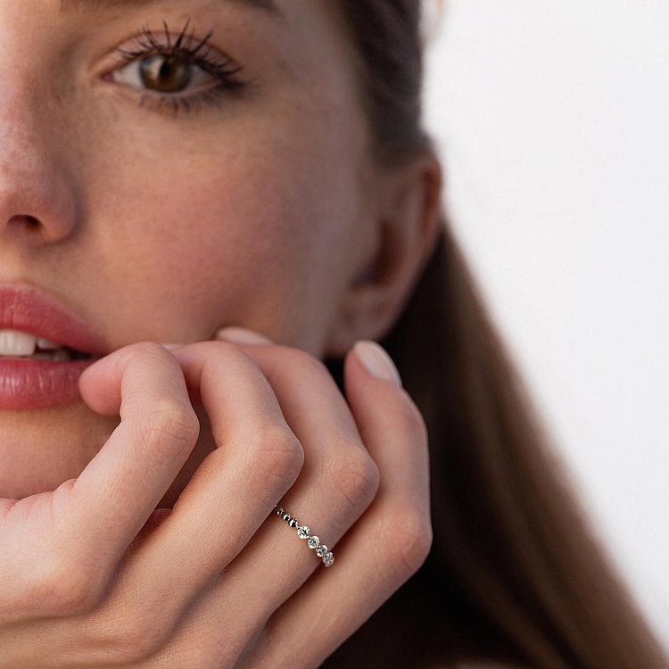 Каблучка в білому золоті з діамантами кб0493cha від ювелірного магазину Онікс - 1