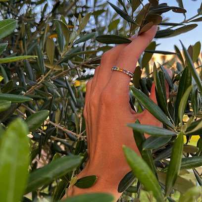 Золота каблучка з доріжкою різнокольорових натуральних каменів к07582 №2