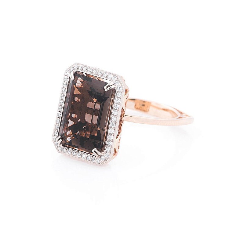 Золотое кольцо с раухтопазом и фианитами 14032082р - 1 Золотое кольцо с раухтопазом и фианитами 14032082р от ювелирного магазина Оникс - 1