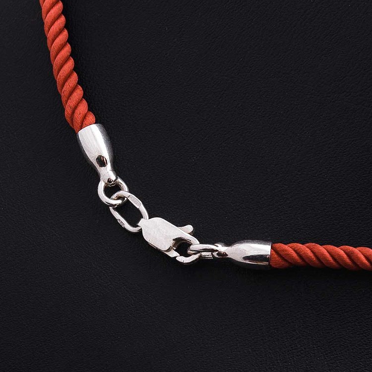 Шелковый красный шнурок с гладкой серебряной застежкой (3мм) 18203 от ювелирного магазина Оникс - 2