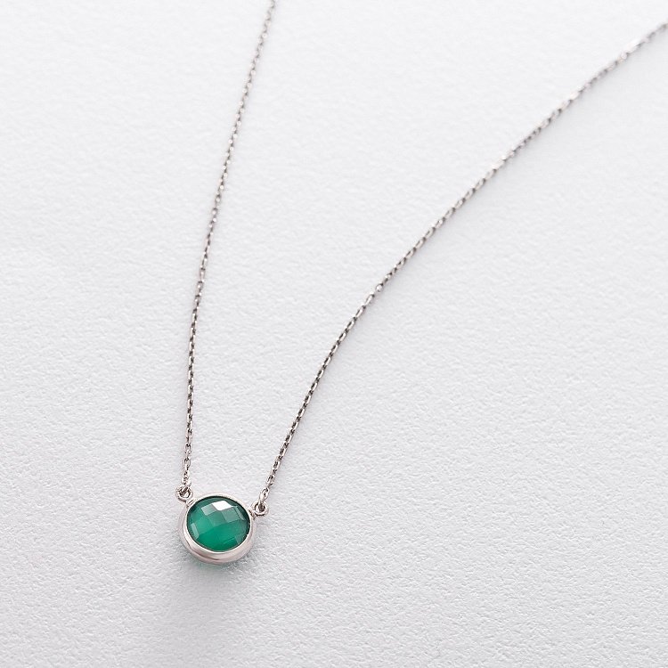 Колье с зеленым ониксом в серебре 18845 от ювелирного магазина Оникс