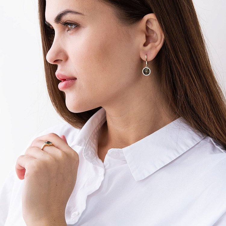 Золота каблучка з зеленим і білими фіанітами к06829 від ювелірного магазину Онікс - 1