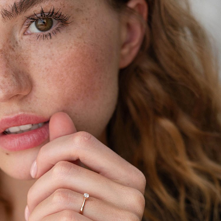 Заручальна золота каблучка з діамантом 25052421 - 6 Заручальна золота каблучка з діамантом 25052421 від ювелірного магазину Онікс - 6