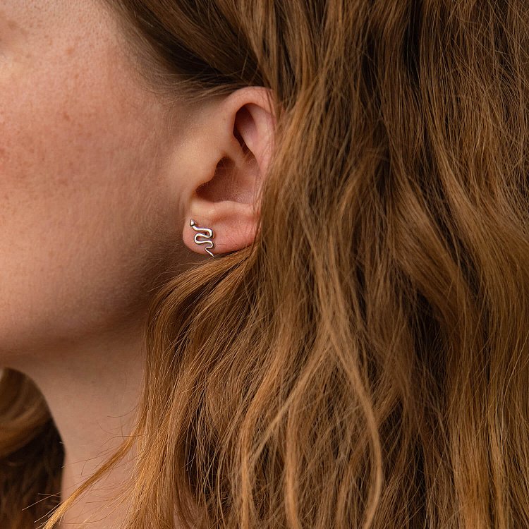 Серьги - пусеты "Змеи" в белом золоте с07918 от ювелирного магазина Оникс - 1