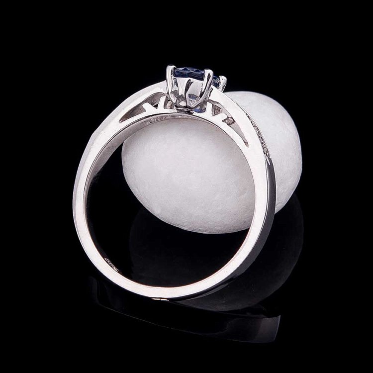 Золотое кольцо с синим сапфиром и бриллиантами C01017R от ювелирного магазина Оникс - 2