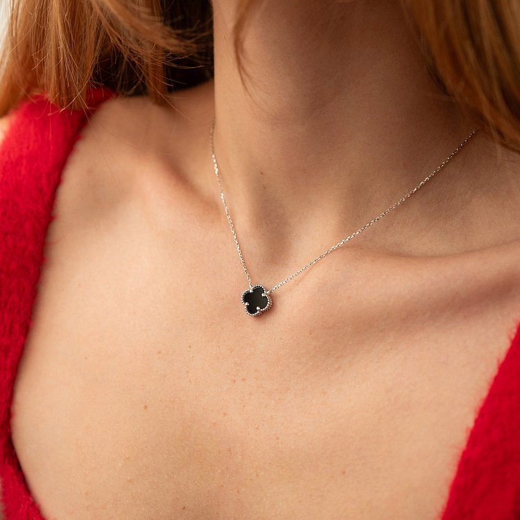 Колье из белого золота "Клевер" (оникс) кол01666 от ювелирного магазина Оникс - 1