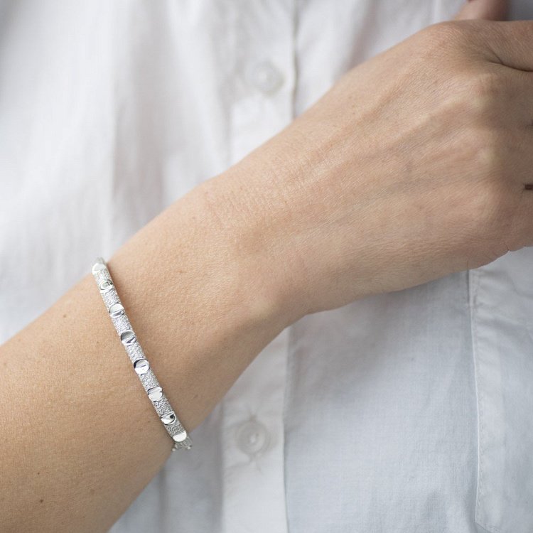 Золотой жесткий браслет (фианиты) б03017 от ювелирного магазина Оникс - 2