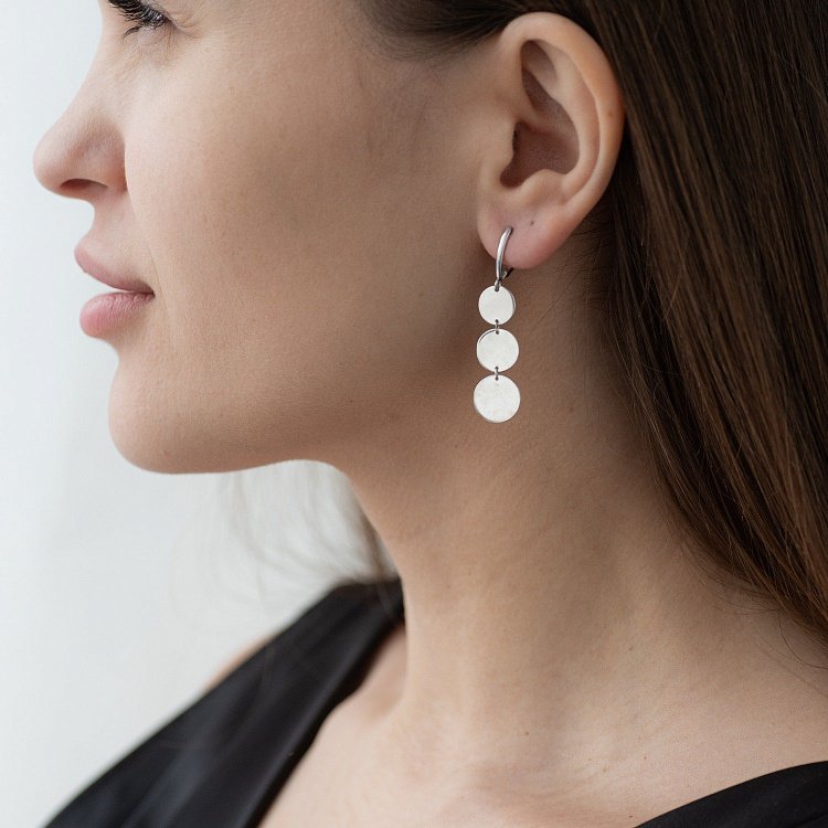 Висячие серебряные серьги 122480 от ювелирного магазина Оникс - 1