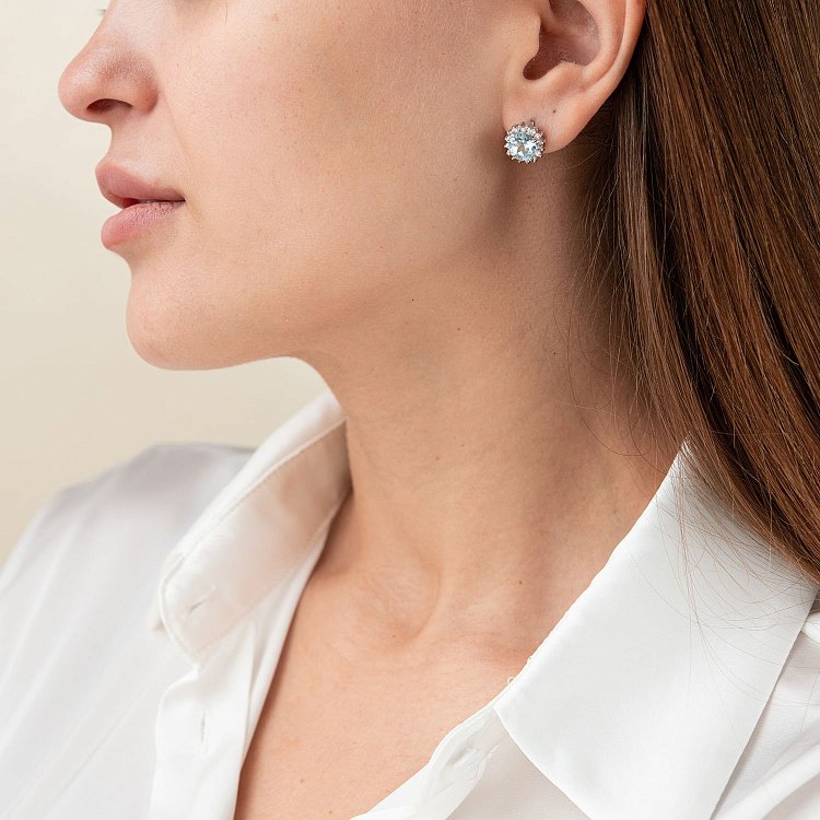 Срібні сережки з блакитними топазами і фіанітами 121328 - 1 Срібні сережки з блакитними топазами і фіанітами 121328 від ювелірного магазину Онікс - 1