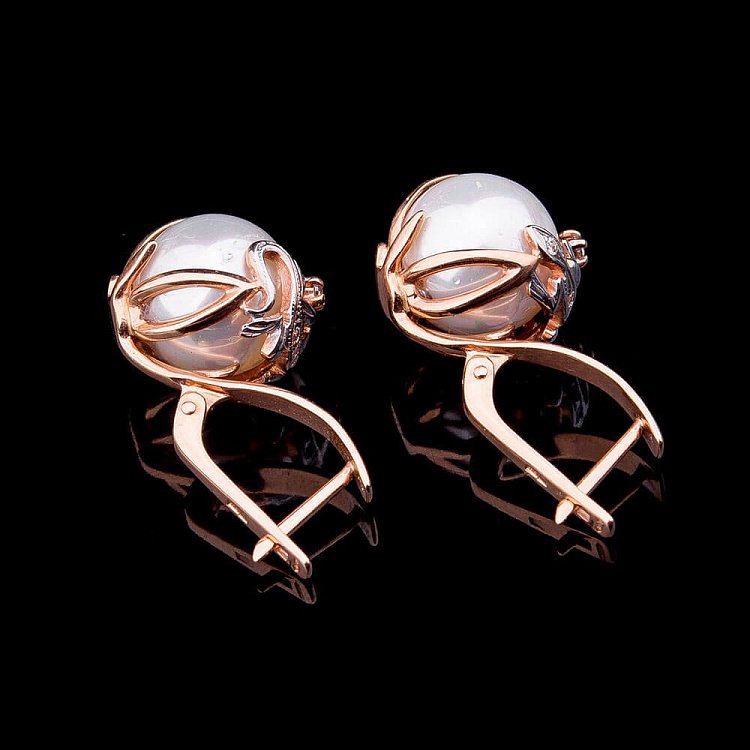 Золотые серьги с перламутром и фианитами 23082574 - 1 Золотые серьги с перламутром и фианитами 23082574 от ювелирного магазина Оникс - 1