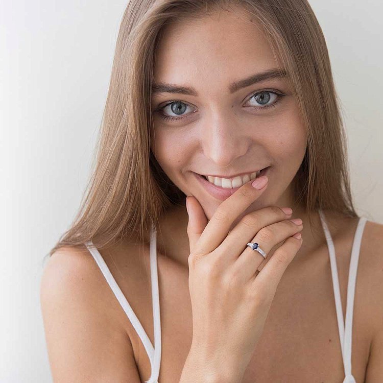 Золотое кольцо с синим сапфиром и бриллиантами C01017R от ювелирного магазина Оникс - 3