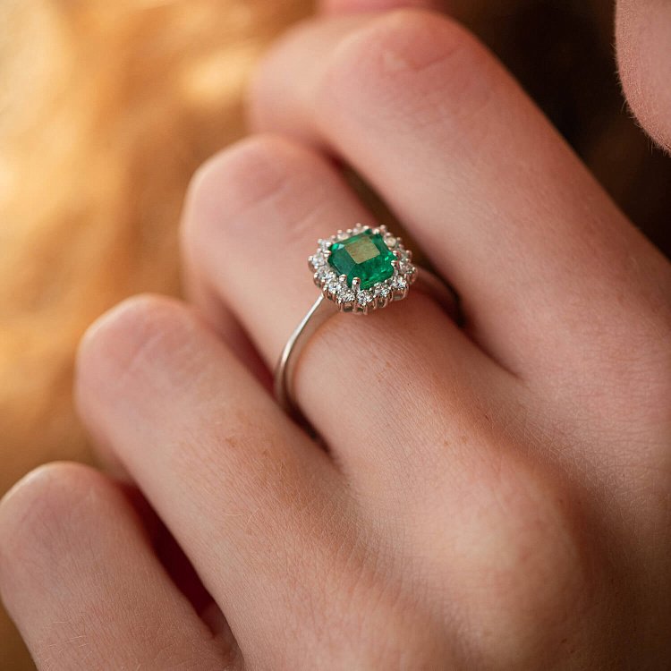 Золотое кольцо с изумрудом и бриллиантами 228841521 от ювелирного магазина Оникс - 5