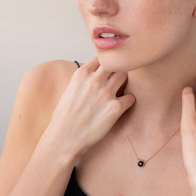 Золотое колье с пиропом кол01179 от ювелирного магазина Оникс - 1