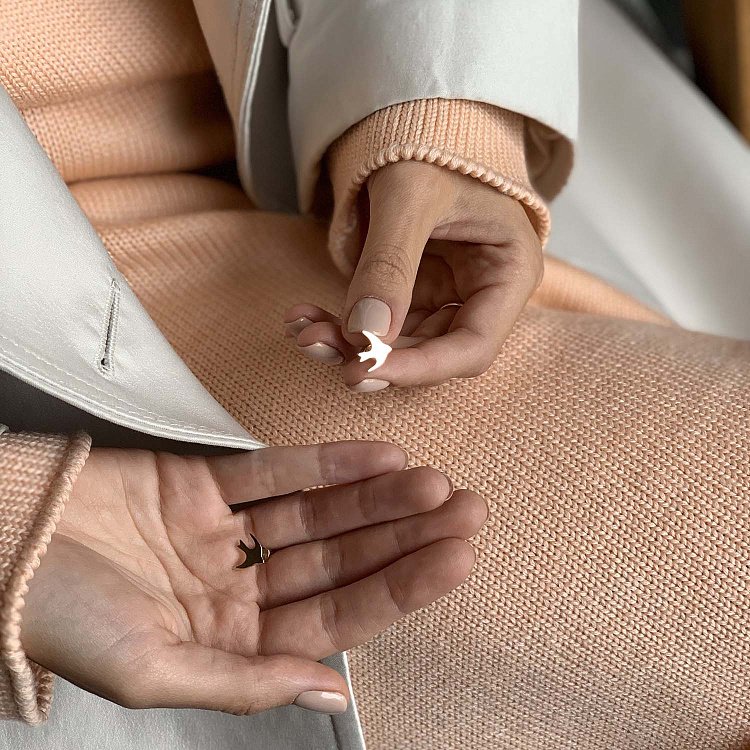 Золотые серьги-пусеты "Ласточка" с06295 от ювелирного магазина Оникс - 5