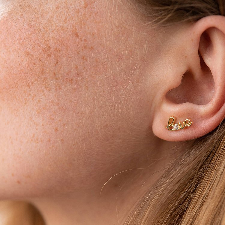 Золотая моносерьга "Love" с фианитом с07922 от ювелирного магазина Оникс - 1