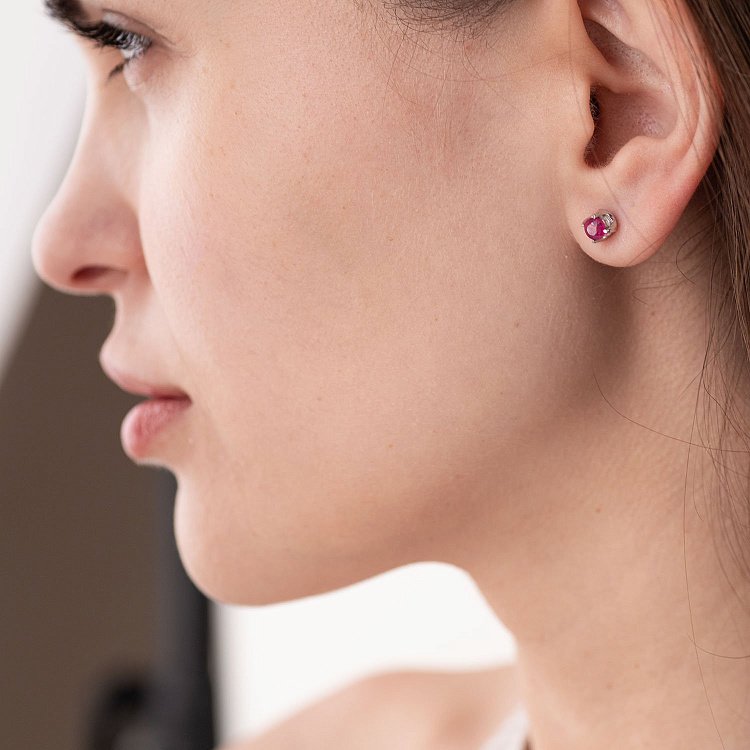 Срібні сережки - пусети з рубінами 2619/9р-RUB від ювелірного магазину Онікс - 1