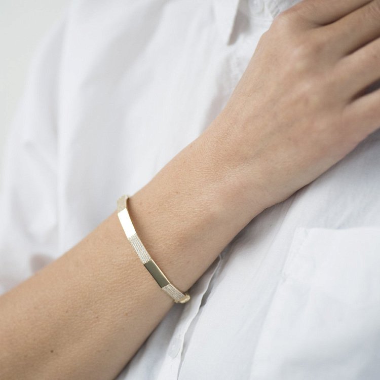 Жесткий золотой браслет с фианитами б03928 от ювелирного магазина Оникс - 2