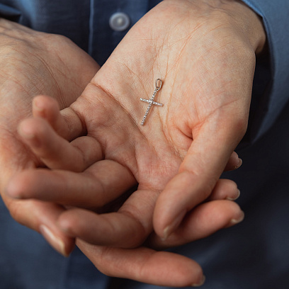 Крестик в белом золоте (фианиты) п04049 №2