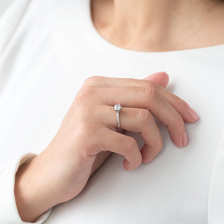 Помолвочное кольцо в белом золоте (куб. цирконий Swarovski) к06315 от ювелирного магазина Оникс - 1