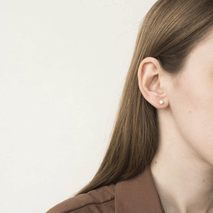 Золоті сережки-пусети з фіанітами с05842 від ювелірного магазину Онікс - 4