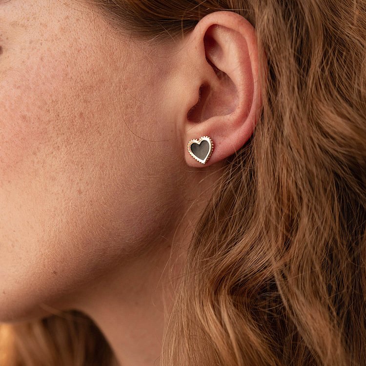 Золотые серьги - пусеты "Сердечки" (эмаль) с08035 от ювелирного магазина Оникс - 1