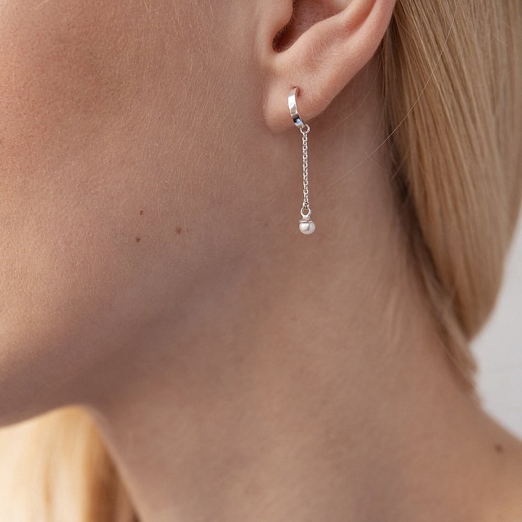 Срібні сережки - пусети "Міранда" з перлами на ланцюжку 123208 від ювелірного магазину Онікс