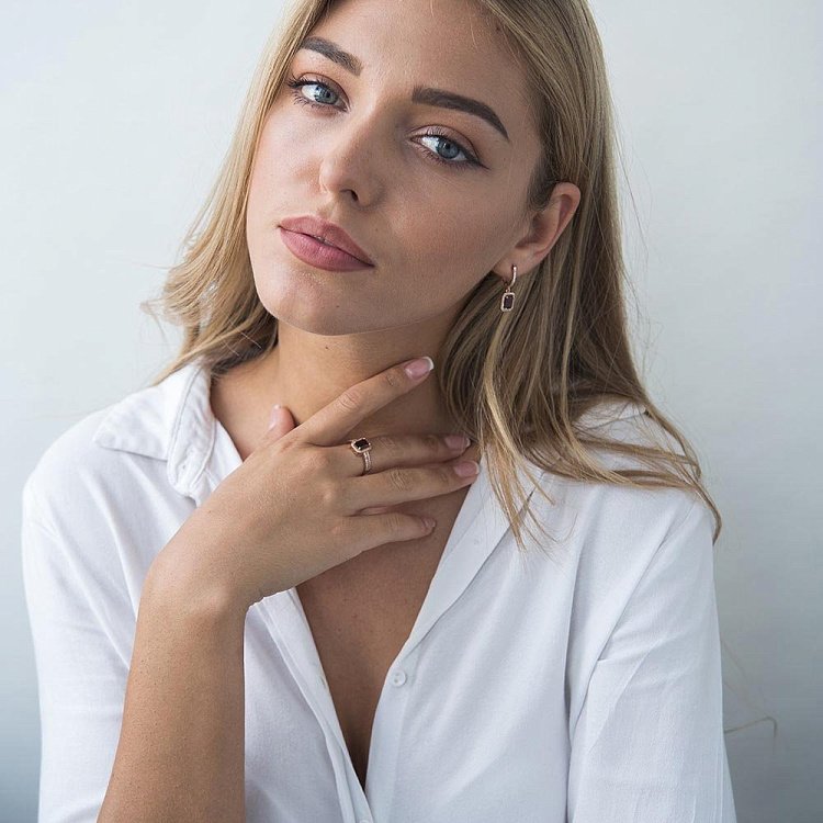 Золоті сережки з піропом (гранатом) і фіанітами с04693 від ювелірного магазину Онікс - 3